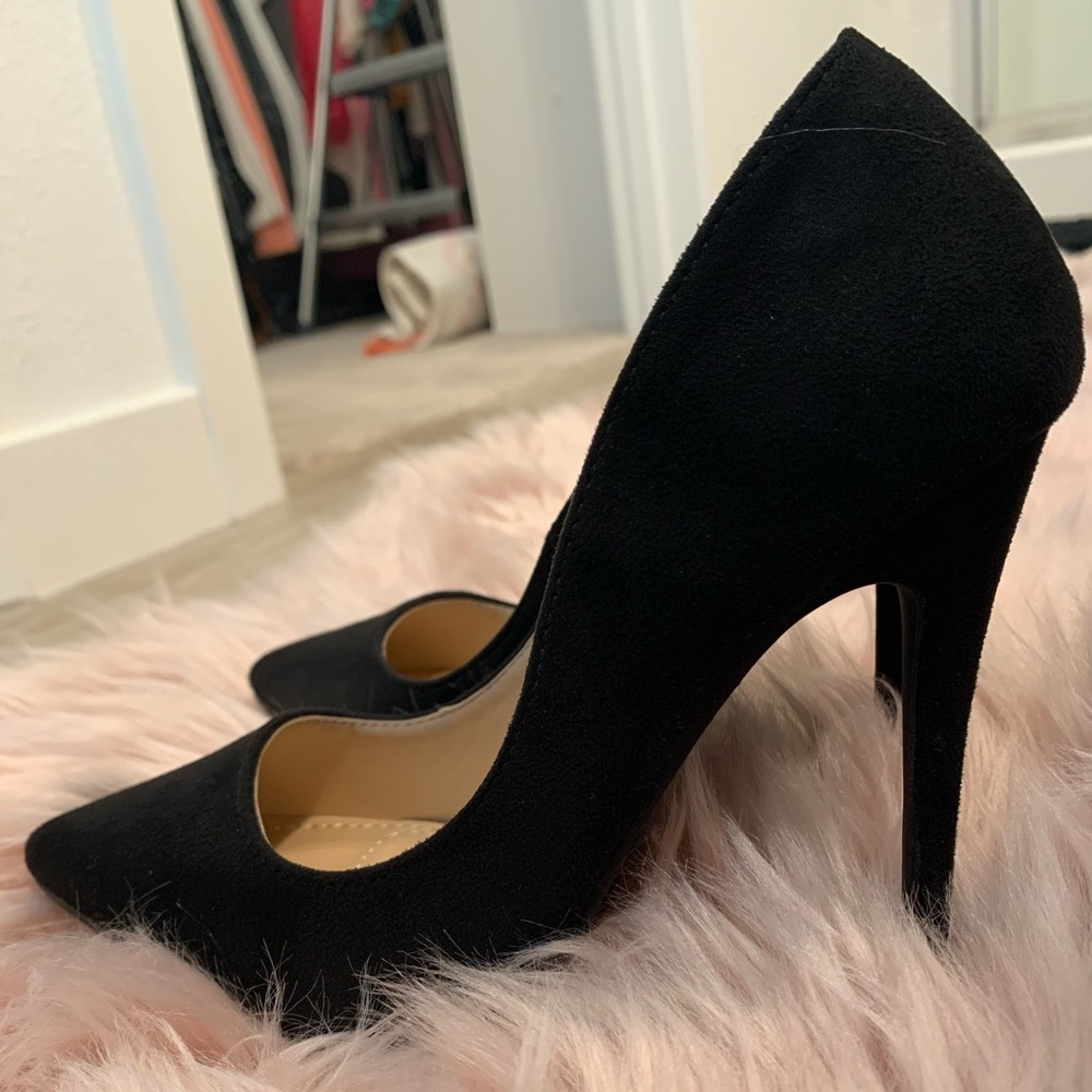 Black pumps.
